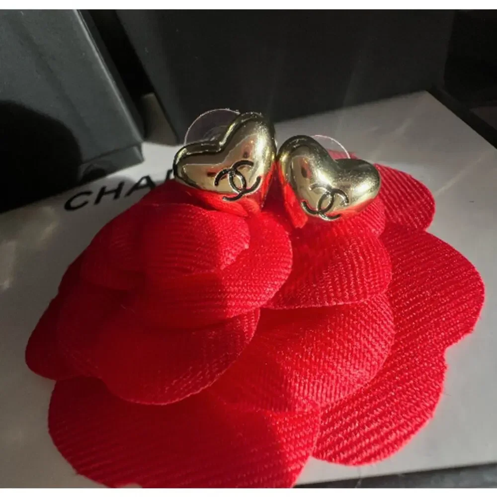 CHANEL Gold CC Interlocking Heart Stud Earrings 21B (CHXX003) - Picture 6 of 8